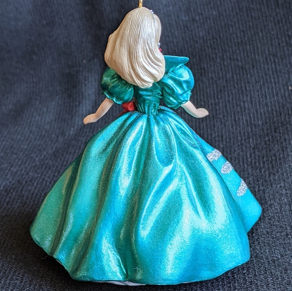 Hallmark Holiday Barbie 1995 Ornament - Picture 6 of 15